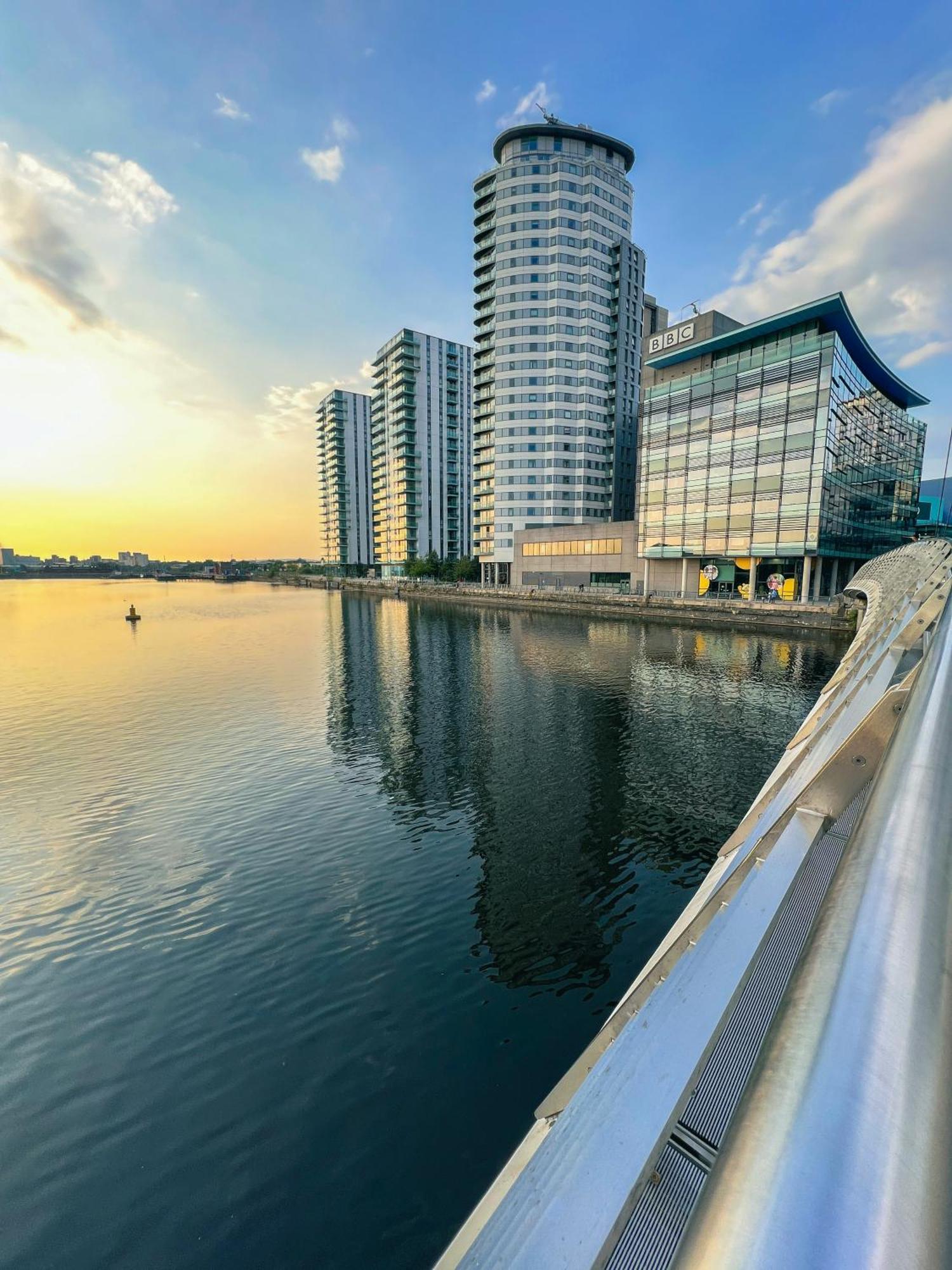 Relaxing 1-Bed Flat In Salford With Street Parking Apartment Manchester Luaran gambar
